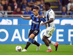 Lautaro kemudian melepaskan tembakan tapi sedikit melenceng dari gawang. Istimewa/Daniele Mascolo/Reuters.