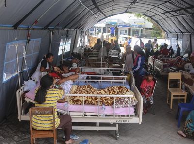 Korban Luka Gempa Ambon Dirawat di Tenda Darurat