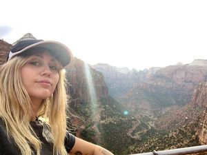 Miley Cyrus Habis Putus, Liburan ke Tempat Malaikat Turun Miley Cyrus Habis Putus, Liburan ke Tempat Malaikat Turun