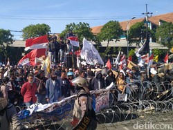 Makin Sore, Mahasiswa Serukan Masuk ke DPRD Jatim dan Ikut Rapat