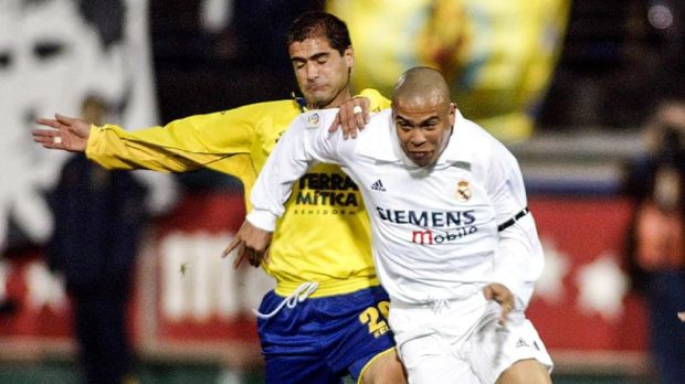 Ronaldo Luis Nazario de Lima (putih) lebih dari lima musim memperkuat Madrid.