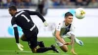 Inter patut berterima kasih kepada Handanovic. Ia kembali melakukan penyelamatan penting dengan menghalau tembakan Bastos. Istimewa/Daniele Mascolo/Reuters.