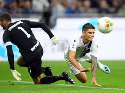 Inter patut berterima kasih kepada Handanovic. Ia kembali melakukan penyelamatan penting dengan menghalau tembakan Bastos. Istimewa/Daniele Mascolo/Reuters.