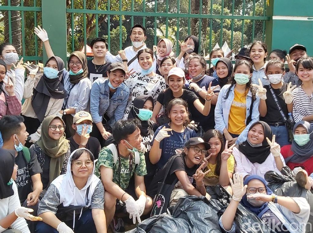 Awkarin Pimpin Aksi Pungut Sampah di Depan Gedung DPR