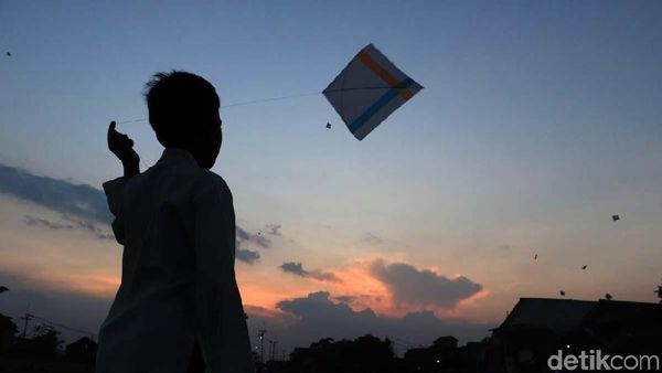 Serunya! Bermain Layang-layang di Senja Hari Serunya! Bermain Layang-layang di Senja Hari