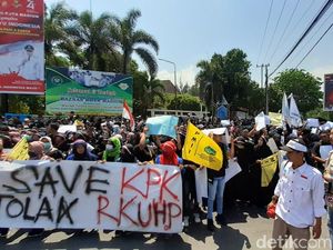 Ribuan Mahasiswa di Kota Madiun Turun Jalan Soroti RUU Kontroversial