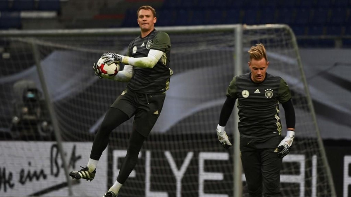 Presiden Bayern Munich Uli Hoeness menarik ancamannya terhadap timnas Jerman terkait perdebatan kiper nomor satu. (Foto: Patrik Stollarz / AFP)