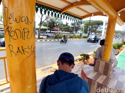 Video Bersih-bersih Halte Transjakarta dari Aksi Vandalisme