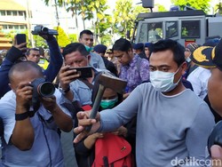Ada Pendemo Lempar Kapak ke Petugas dalam Aksi #SurabayaMenggugat