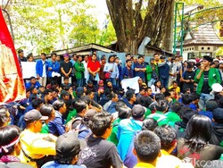 Merangsek ke DPRD Kalsel, Mahasiswa Jebol Barikade Polisi