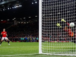Skor tersebut bertahan hingga 90 menit waktu normal habis dan laga harus diselesaikan dengan adu penalti. Dalam babak tos-tosan, kelima penendang MU berhasil melaksanakan tugasnya, sedangkan di kubu Rochdale, hanya tiga eksekutor yang berhasil. Penendang kelima Rochdale, Jimmy Keohane, gagal menjebol gawang Romero. MU pun menang 5-3 dan lolos ke babak 16 besar. Istimewa/Jason Cairnduff/Reuters.