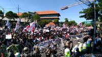 Ribuan Mahasiswa Surabaya Gaungkan Penolakan RUU Kontroversial