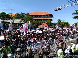 Demo Aliansi BEM Surabaya Hari Ini Dijaga 4 Ribu Pasukan Keamanan Demo Aliansi BEM Surabaya Hari Ini Dijaga 4 Ribu Pasukan Keamanan
