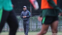 Kondisi hujan deras mewarnai program latihan yang diberikan Fakhri Husaini di lapangan.