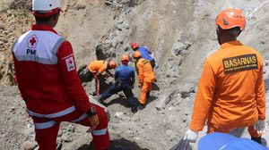 Evakuasi Korban Tewas Gempa Ambon