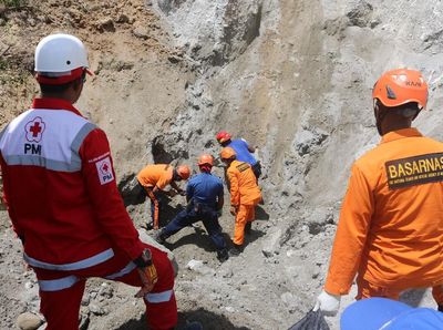 Evakuasi Korban Tewas Gempa Ambon