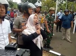 Momen Ibu Pelajar yang Demo Merintih Agar Anaknya Pulang