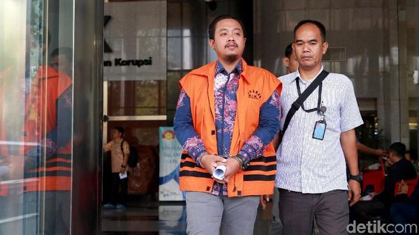 Aspri Menpora Diperiksa KPK Pakai Rompi Oranye
