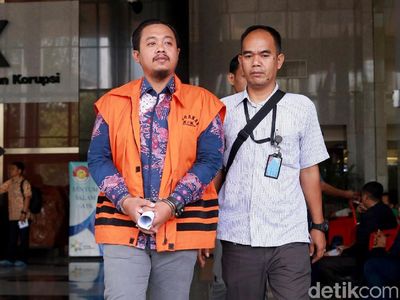 Aspri Menpora Diperiksa KPK Pakai Rompi Oranye