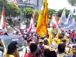 Ribuan Mahasiswa Kepung Kantor Dewan Surabaya Sebelum ke DPRD Jatim