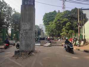 Akses di Belakang DPR ke Palmerah Disekat Beton, Pemotor Terjebak