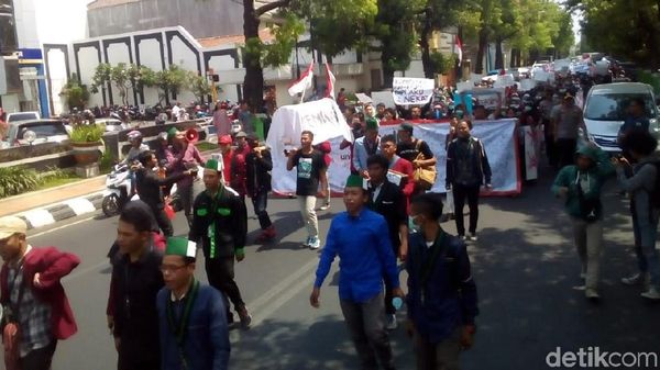 Mahasiswa di Kudus Demo Tolak RUU Kontroversial