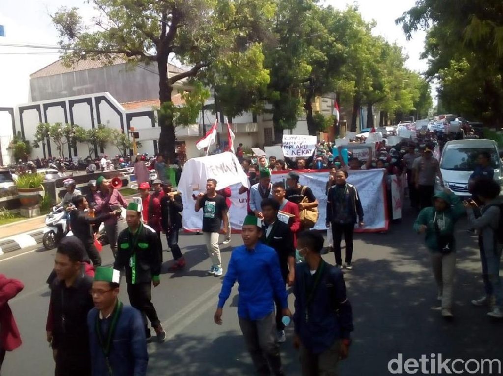 Mahasiswa di Kudus Demo Tolak RUU Kontroversial Mahasiswa di Kudus Demo Tolak RUU Kontroversial