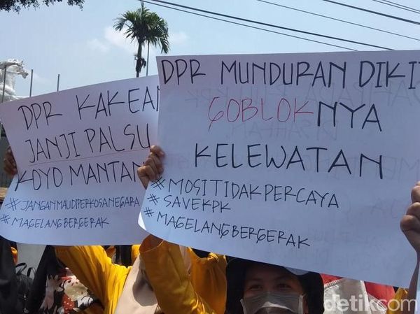 Massa Aksi #MagelangBergerak Long March ke DPRD Kota Magelang