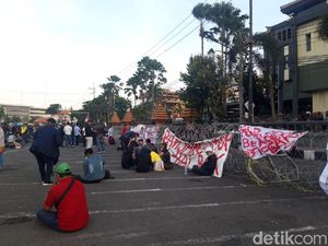 Tuntutan Disepakati, Massa #SurabayaMenggugat Mulai Bubarkan Diri