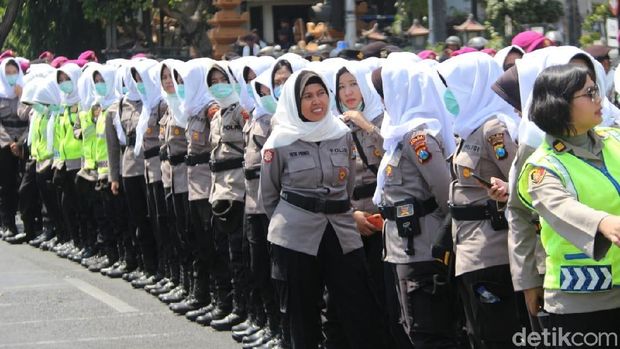 Ini Pasukan Asmaul Husna, Para Polwan Pendingin Tensi Demo di Surabaya