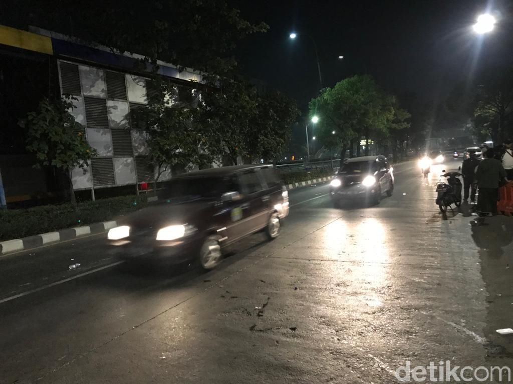 Polisi Bubarkan Massa di Slipi, Lalin Kembali Normal Polisi Bubarkan Massa di Slipi, Lalin Kembali Normal