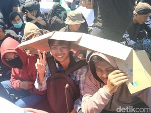 Sejumlah Siswa SMK di Surabaya Rela Jalan 6 Km untuk Demo di DPRD Jatim