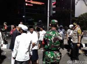Massa Masih Bertahan, Kapolres Jakbar Temui Tokoh Warga di Slipi
