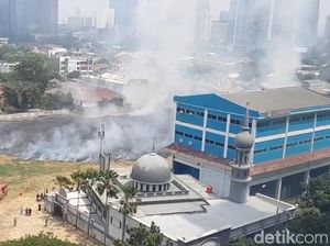 Kebakaran Lahan di Mega Kuningan, Asap Membubung Tinggi