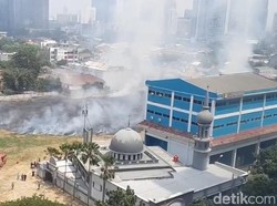 Kebakaran Lahan di Mega Kuningan, Asap Membubung Tinggi