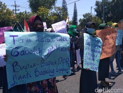Demo RUU, Mahasiswa Situbondo Bawa Poster Bernada Menggelitik