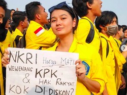 Livia Ellen, yang Cantik dan Manis Ber-Jakun di Demo DPR
