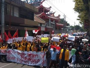 Bukan di China, Ini Long March Massa Aksi Melintasi Pertokoan Magelang