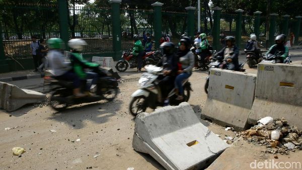 Melihat Suasana di Belakang Gedung DPR Pascademo