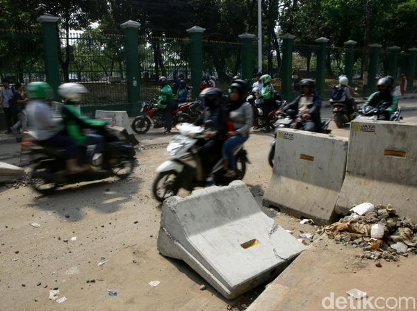 Melihat Suasana di Belakang Gedung DPR Pascademo