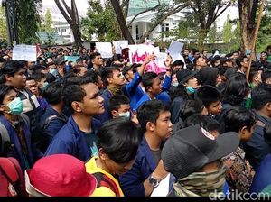Ricuh! Saat Mahasiswa Terobos Masuk Gedung DPRD Kalsel