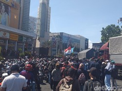 Parkir Sepeda Motor Penuh, Ribuan Mahasiswa Jalan Kaki ke DPRD Jatim