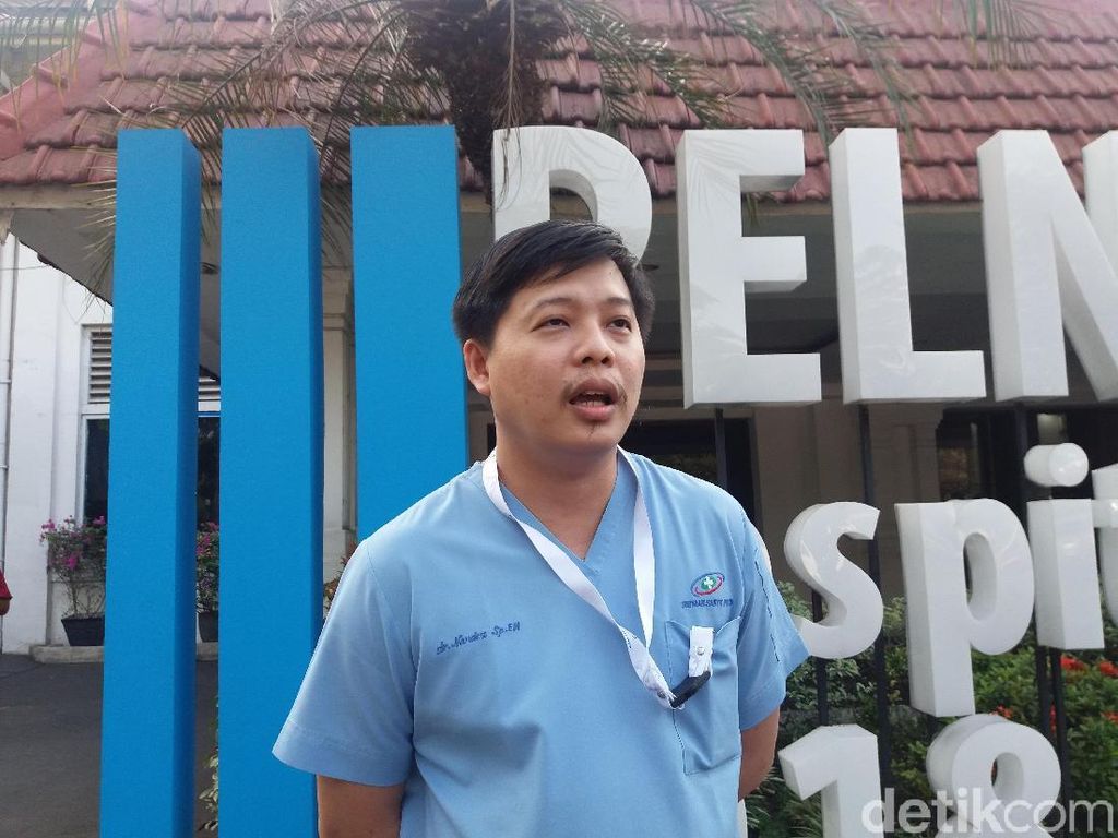 Lewat Jalan Tikus, Ambulans RS Pelni Antar Jemput Petugas Saat Demo Lewat Jalan Tikus, Ambulans RS Pelni Antar Jemput Petugas Saat Demo