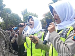 Ini Pasukan Asmaul Husna, Para Polwan Pendingin Tensi Demo di Surabaya