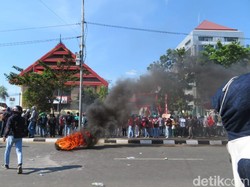 Demo Mahasiswa-Pelajar Ricuh, Massa Lempar Batu ke Gedung DPRD Sulsel