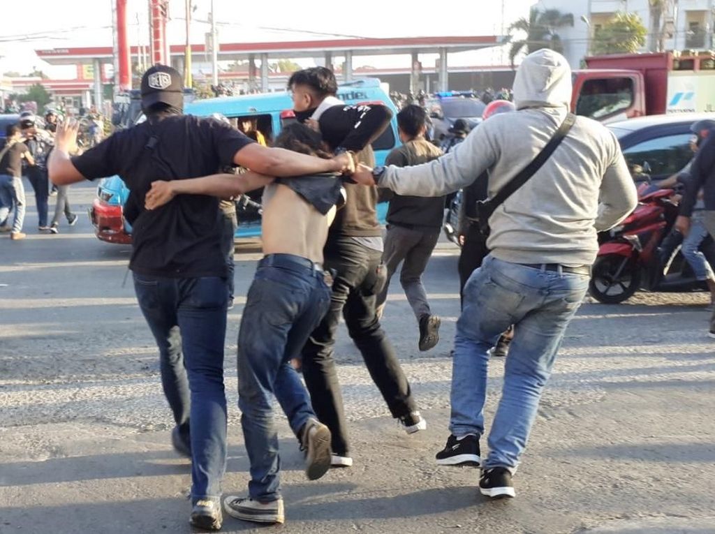 Ricuh Demo Depan Unhas, Polisi Amankan Sejumlah Massa Aksi Ricuh Demo Depan Unhas, Polisi Amankan Sejumlah Massa Aksi