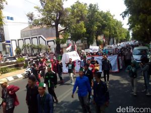 Gotong Keranda, Massa Mahasiswa Kudus Bergerak dari Alun-alun ke DPRD