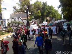 Gotong Keranda, Massa Mahasiswa Kudus Bergerak dari Alun-alun ke DPRD