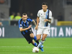 Lazio langsung merespons. Joaquin Correa menerima bola dari Caicedo dan melepaskan tembakan melengkung yang mengarah ke pojok atas gawang Inter. Sepakan Correa itu memaksa Samir Handanovic melakukan penyelamatan. Istimewa/Daniele Mascolo/Reuters.