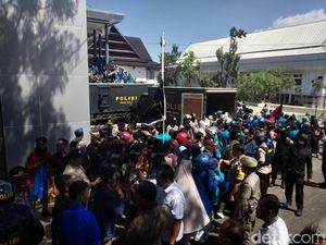 Terobos Barikade Polisi, Mahasiswa-Pelajar Duduki Gedung DPRD Sultra